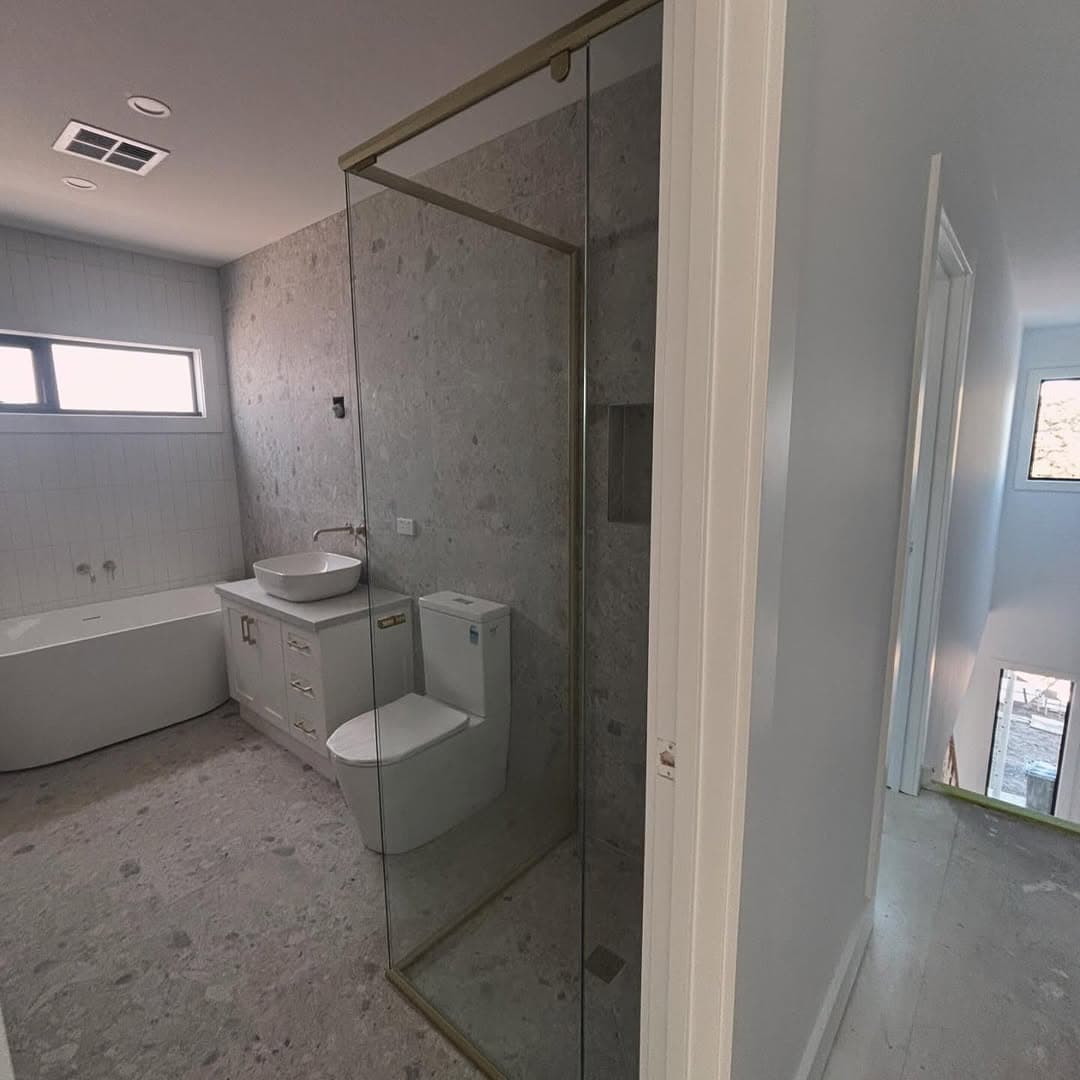 Corner shower screen installation