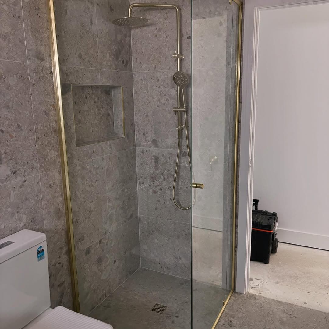 Minimalist shower screen design