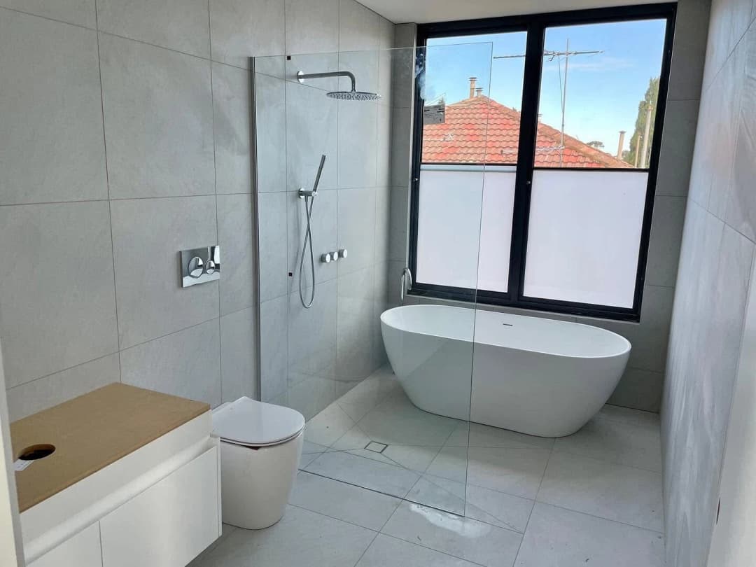 Shower screen with black hardware
